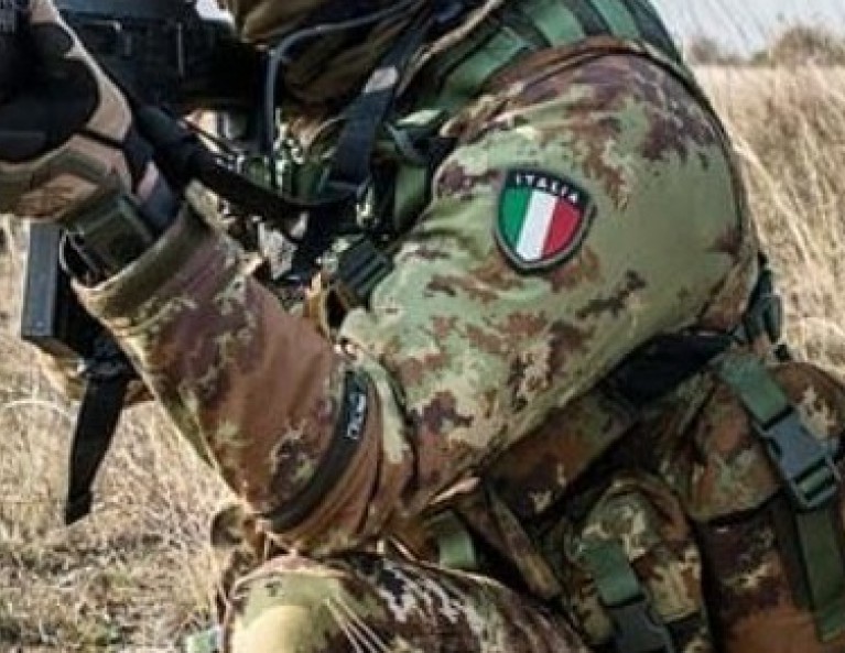 AL SERVIZIO DI CHI SERVE - Divisa Militare