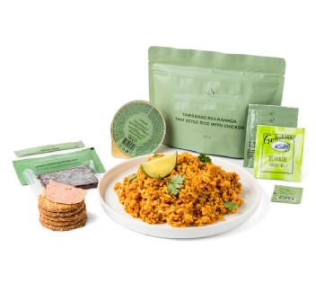 Pasto principale Riso in stile tailandese con pollo Divisa Militare