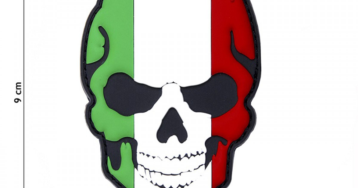 Donna Che Usando La Toppa Dell'occhio Per Lei Occhi Con La Maschera Sul Suo Fronte Image100132083